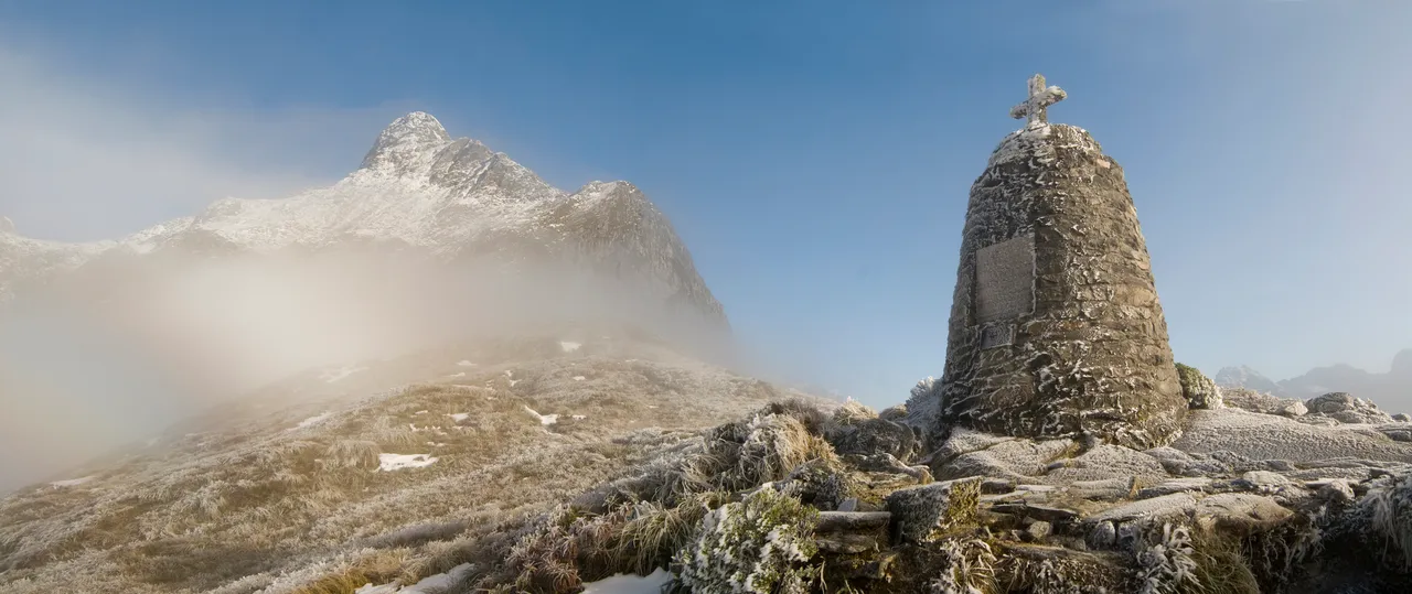 McKinnon Pass Memorial - Southland, New Zealand - Credit Graham Dainty