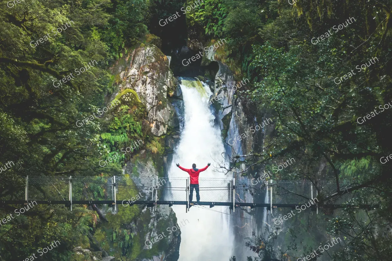 Giant Gate Falls - Milford Track Day Walk - Milford Sound End - Credit Fiordland Outdoors (10)