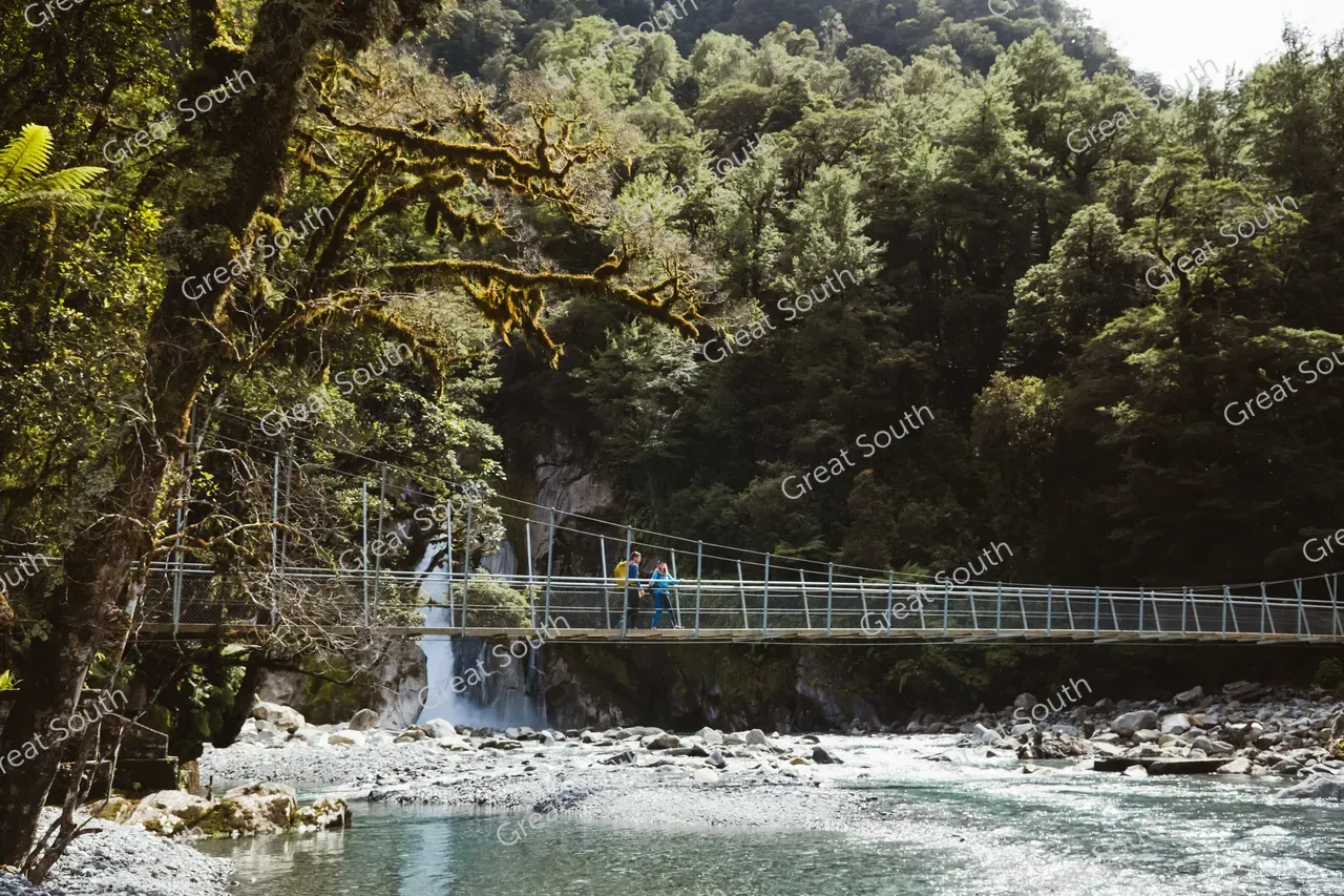 Giant Gate Falls - Milford Track Day Walk - Milford Sound End - Credit Fiordland Outdoors (9)