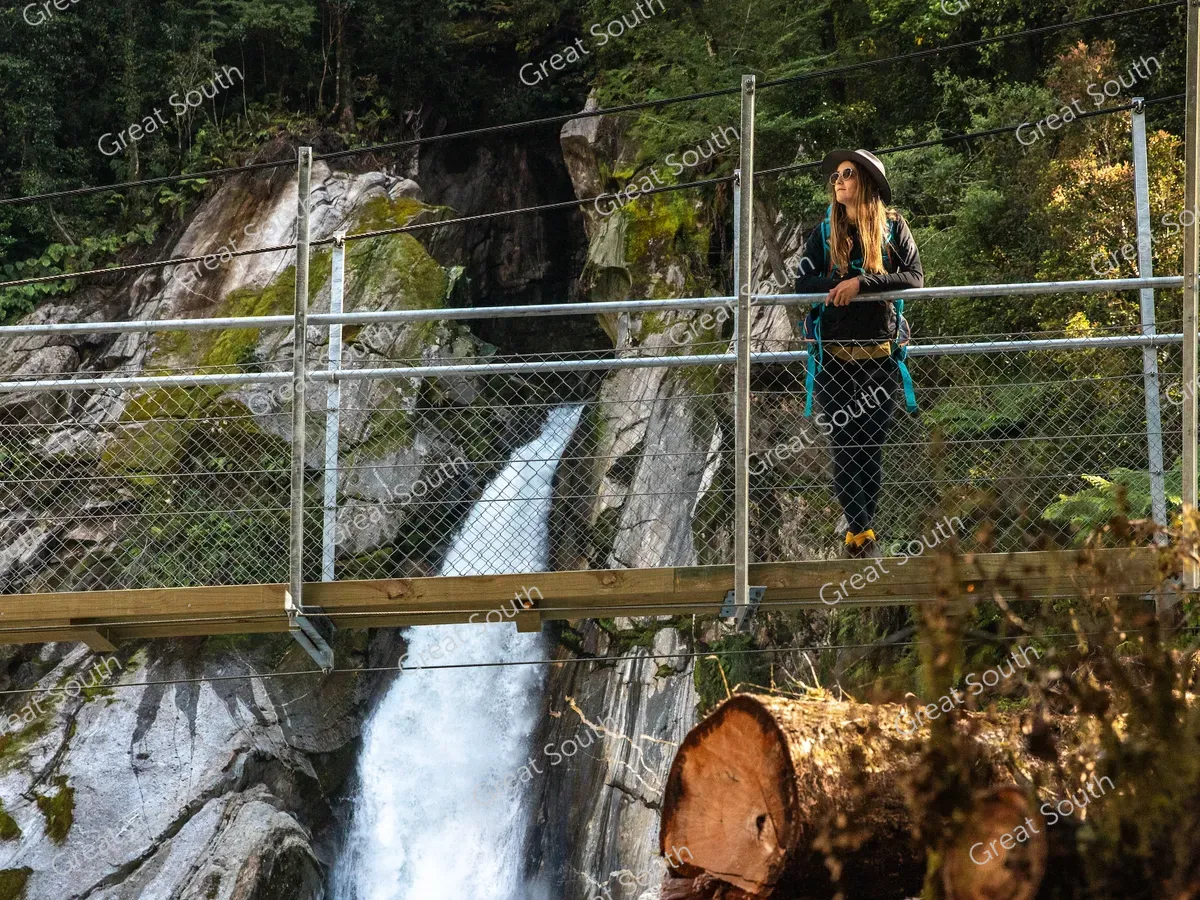 Giant Gate Falls - Milford Track Day Walk - Milford Sound End - Credit Fiordland Outdoors (1)