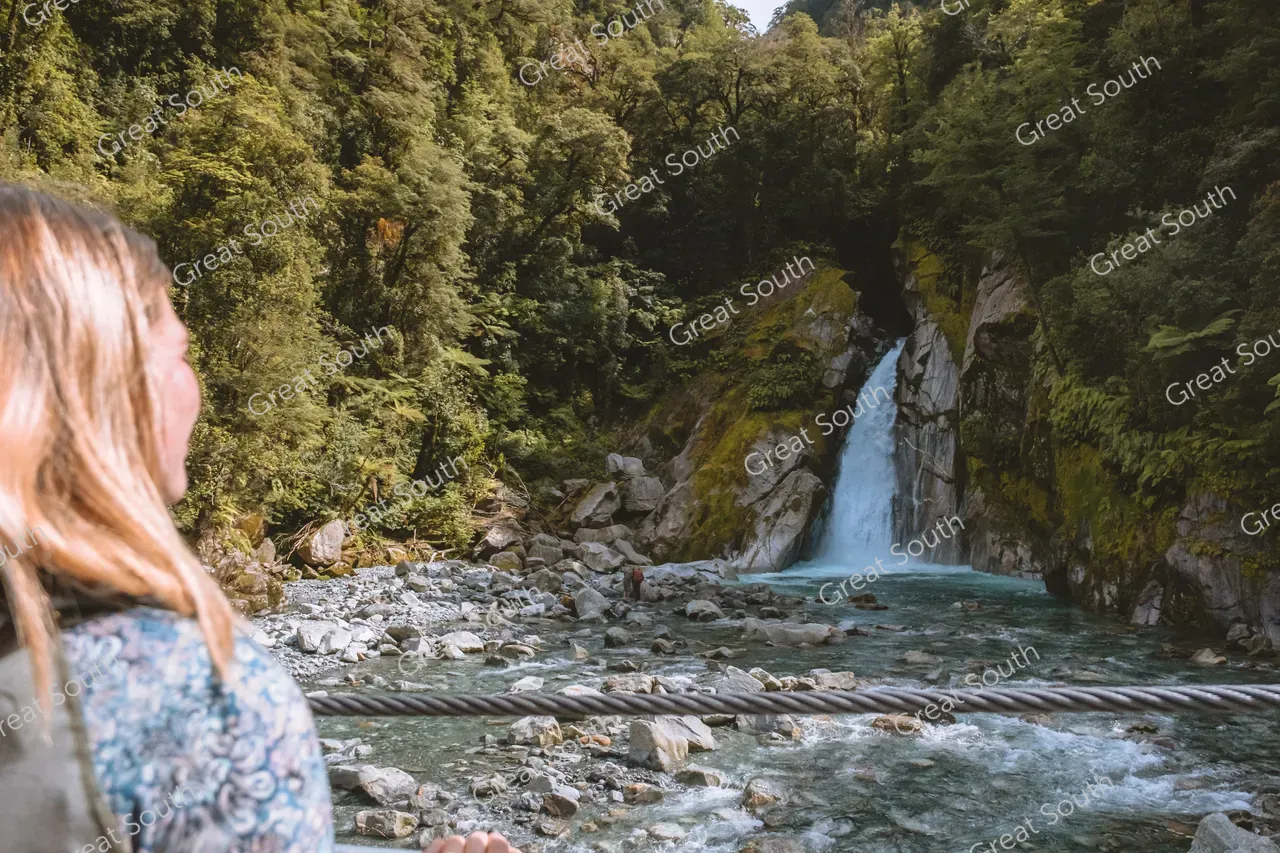 Giant Gate Falls - Milford Track Day Walk - Milford Sound End - Credit Fiordland Outdoors (1)