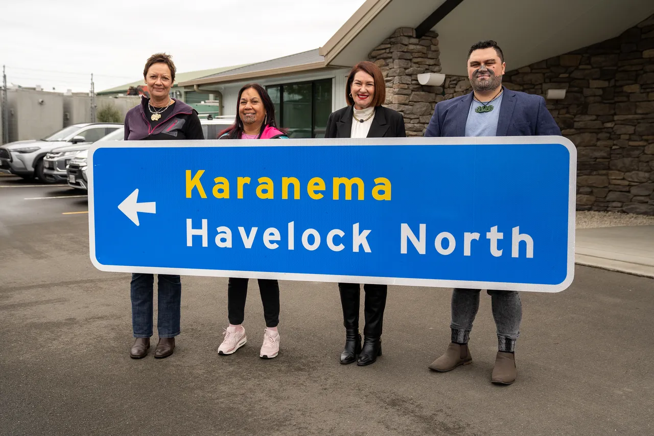 Hastings District Council Photo Library - New Road Signs