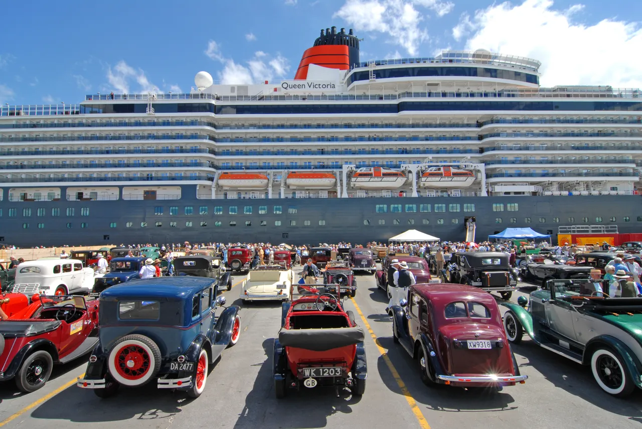 Cruise ship docking at Napier port