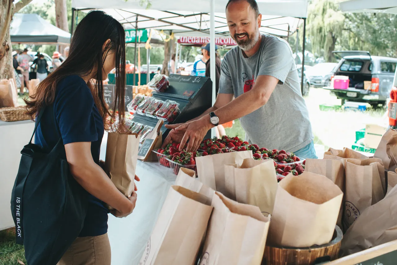 Shopping at the Hawke's Bay Farmers' Market