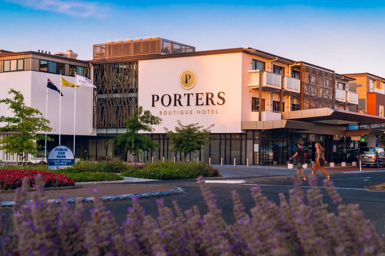 2. Porters Night n10 Colour Space- sRGB