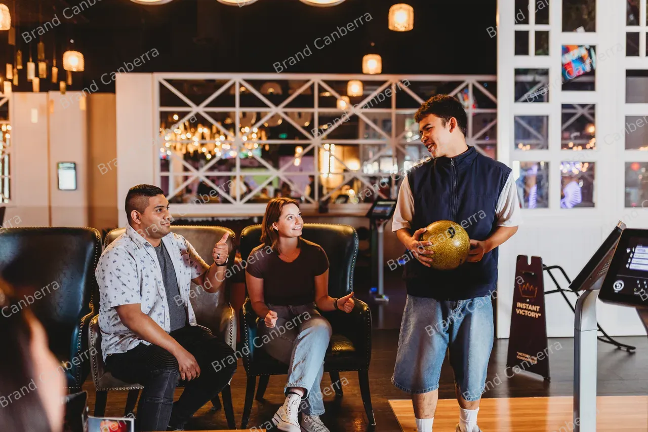 Students gathering at Kingpin in the Canberra Centre (2)