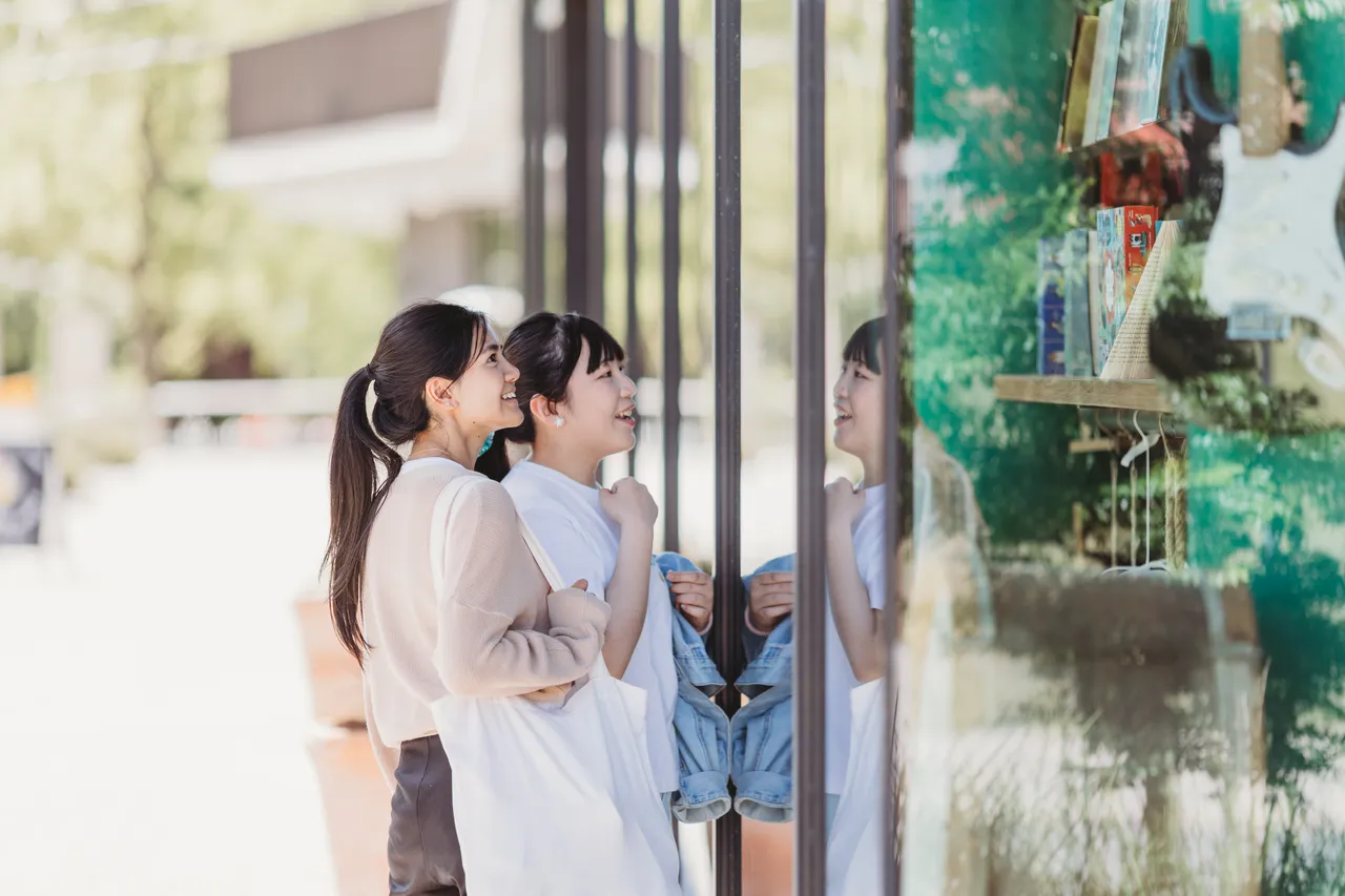 Students window shopping on ANU Campus - 100822