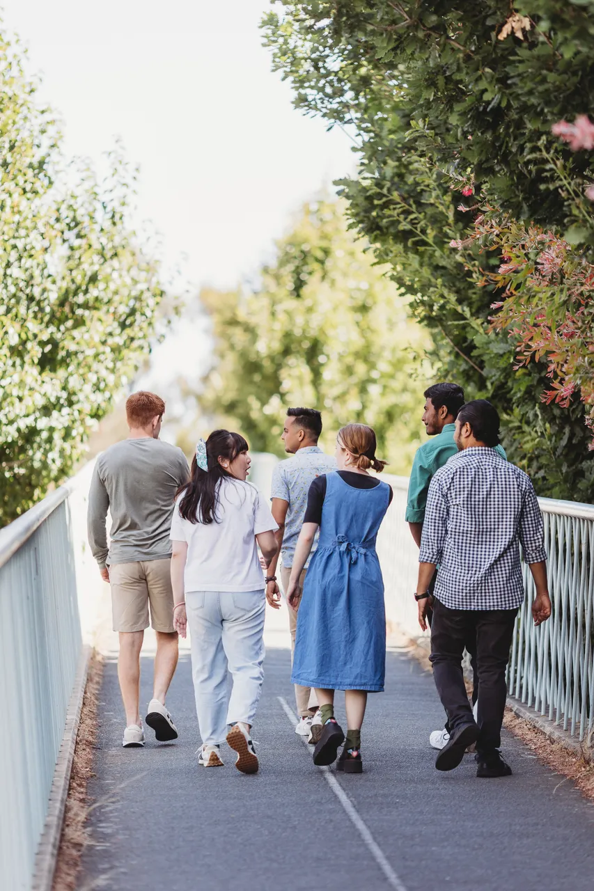 Students walking together - 100785