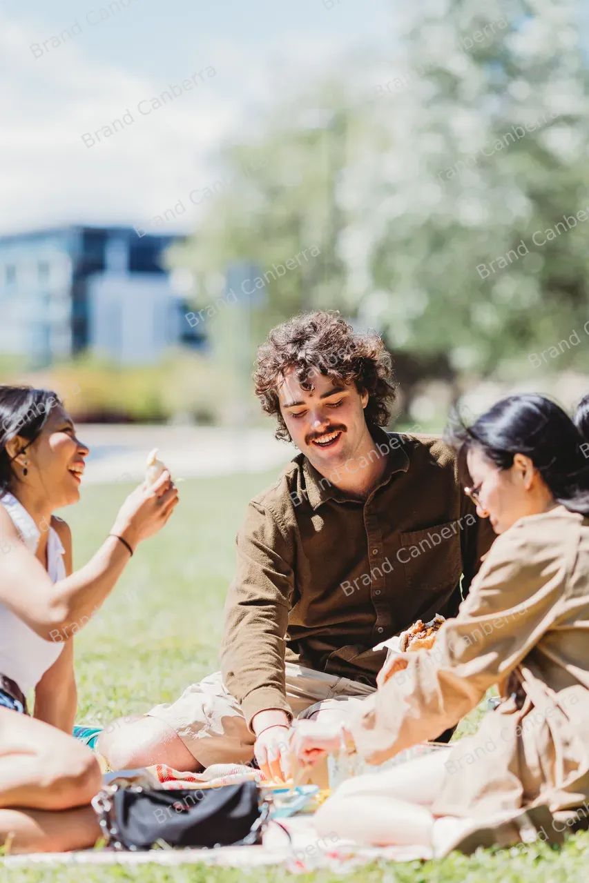 Students in Bowen Park in Barton (2)
