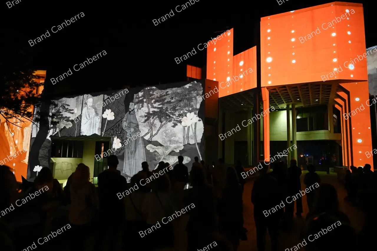 NGA illumination 100 Flowers Falling by Lindy Lee at Enlighten Festival (3)