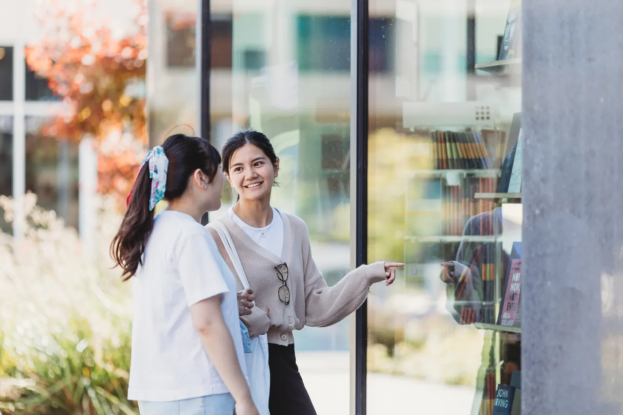 Students window shopping on ANU Campus - 100828