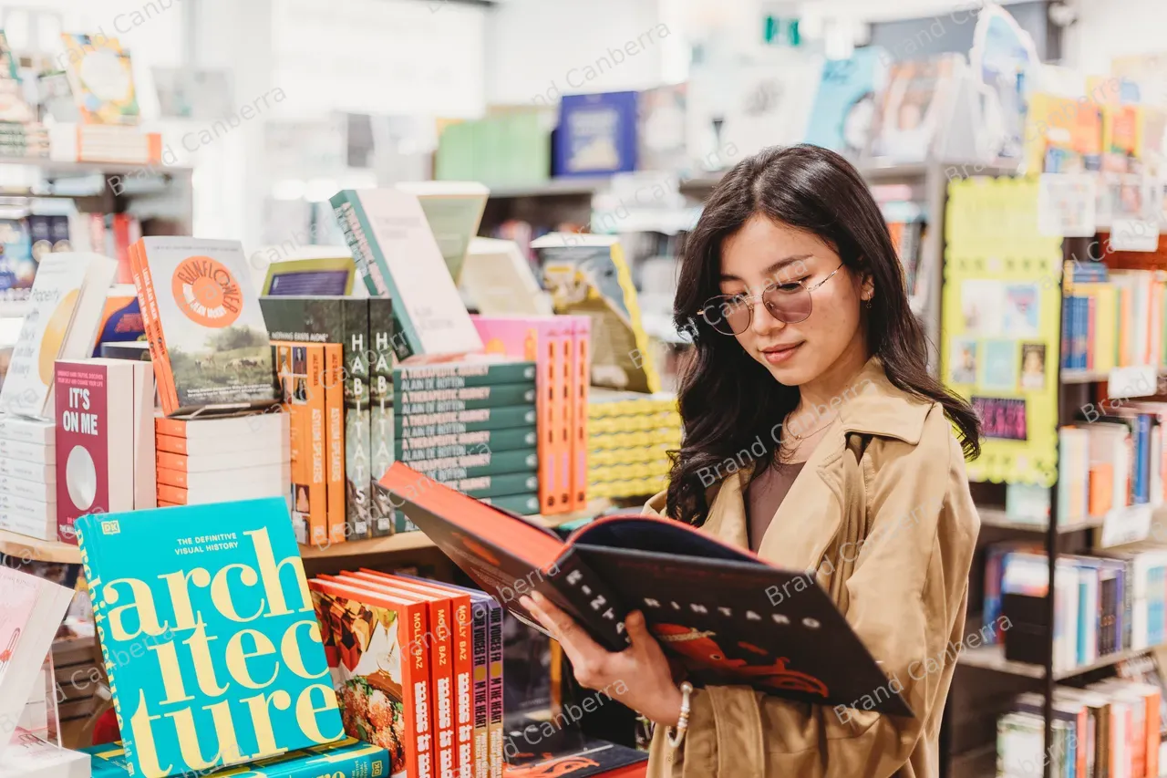Students shopping in The Book Cow in Kingston (9)