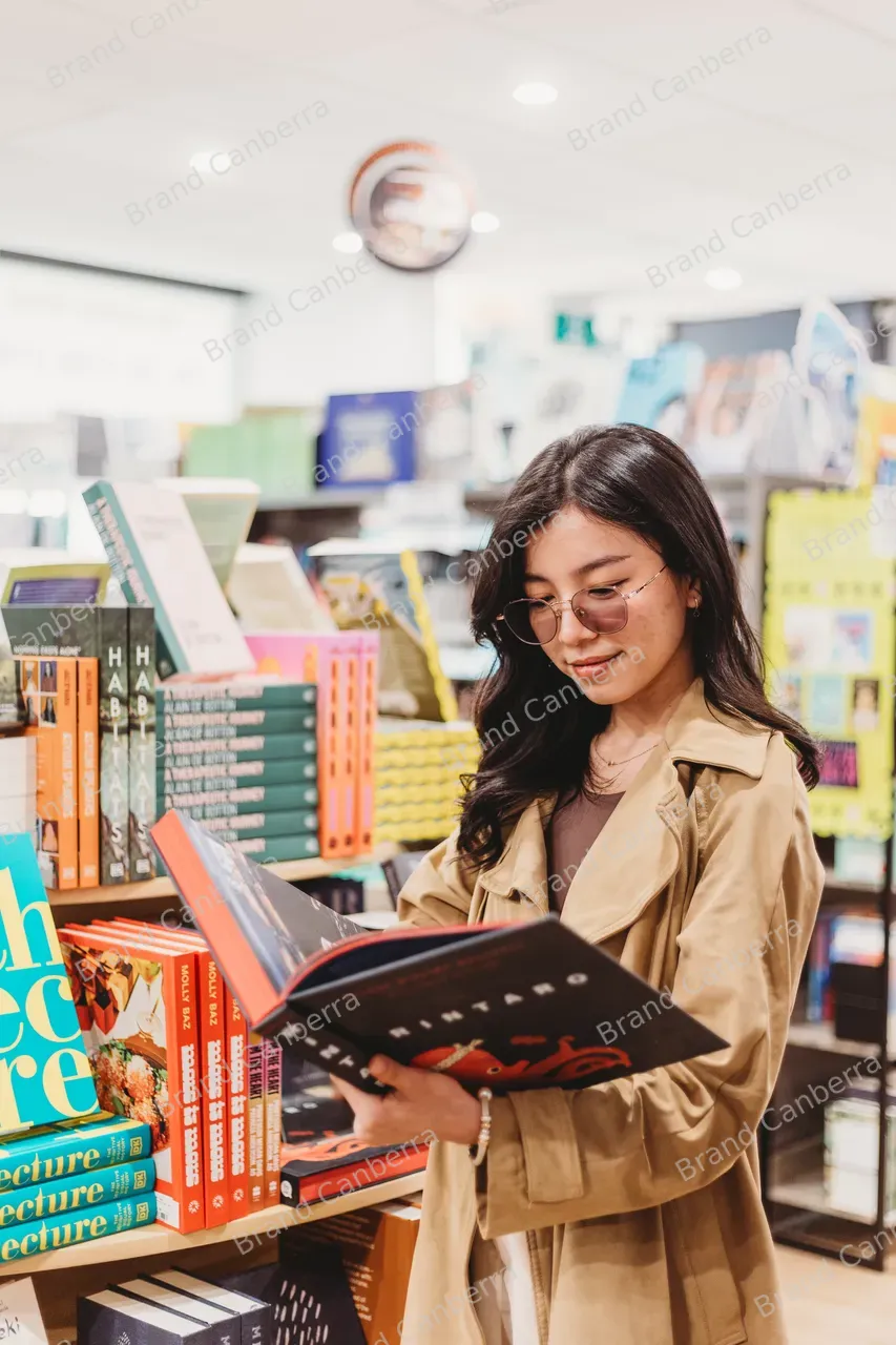 Students shopping in The Book Cow in Kingston (3)
