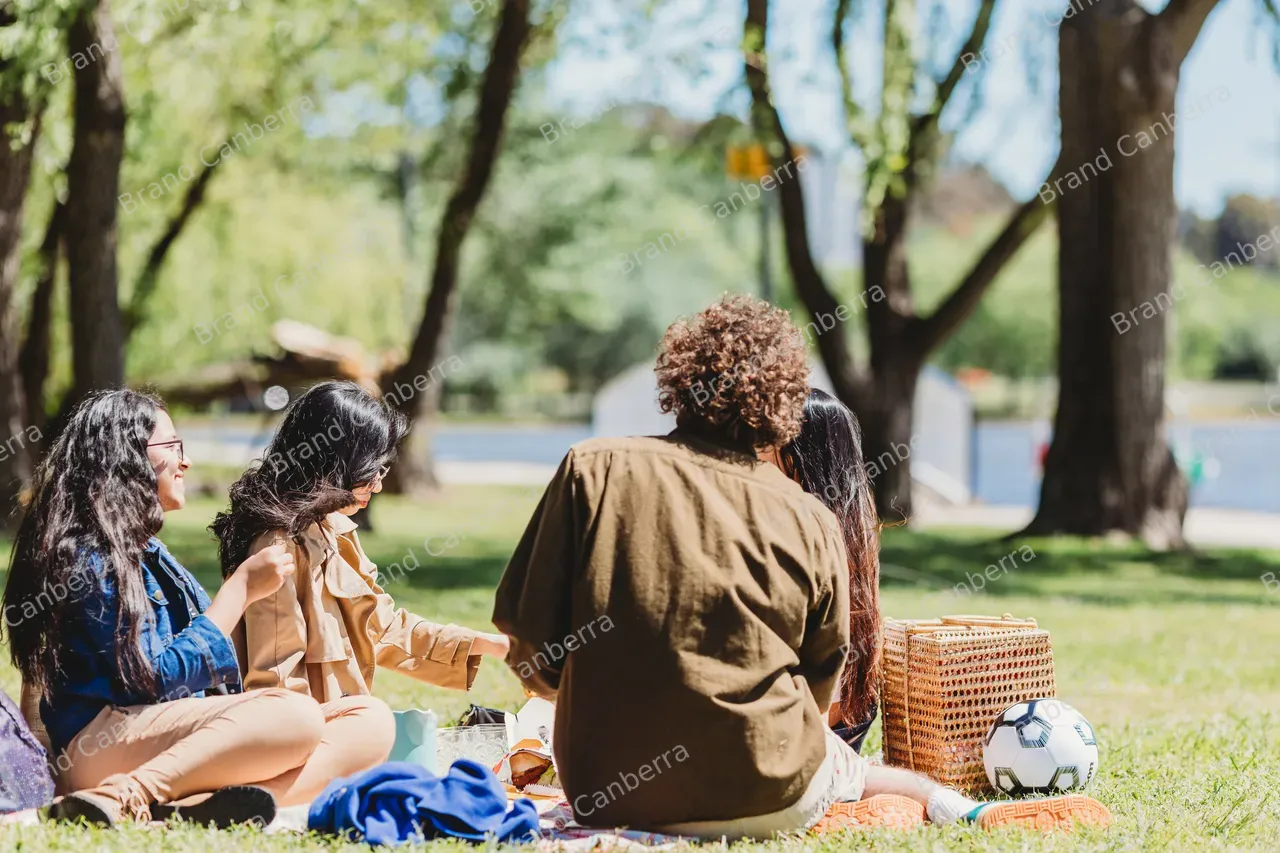Students in Bowen Park in Barton (6)