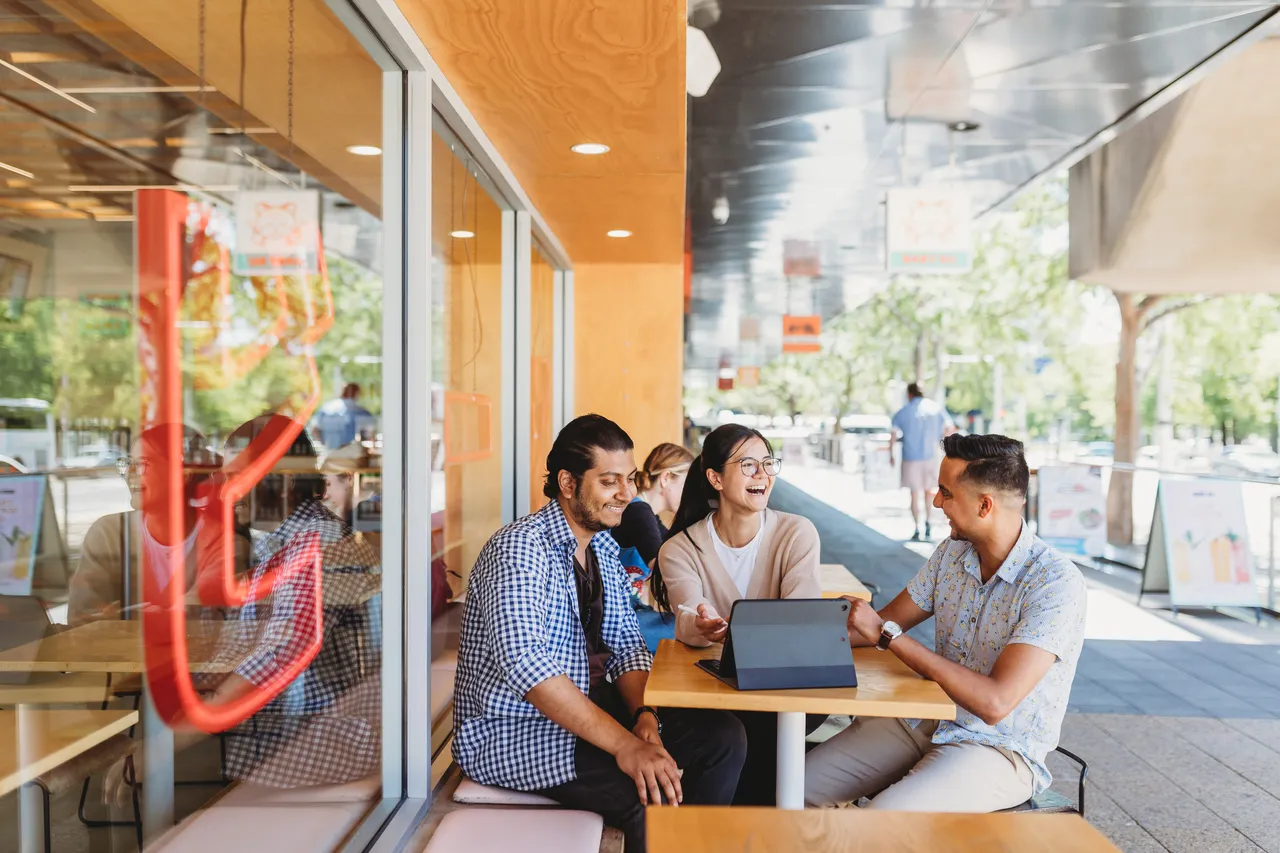 Students meeting at a restaurant - 100698