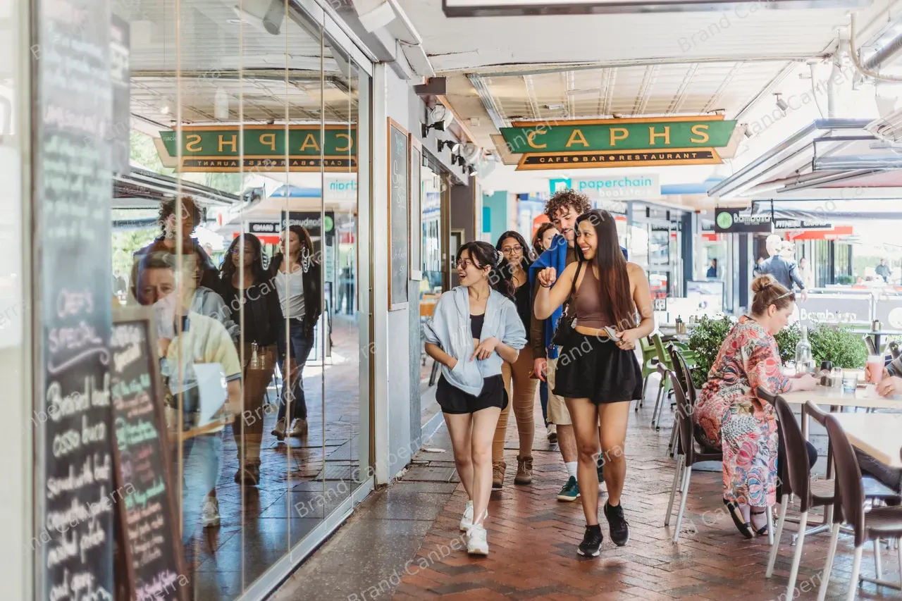 Students walking around Manuka Shops in Griffith (11)
