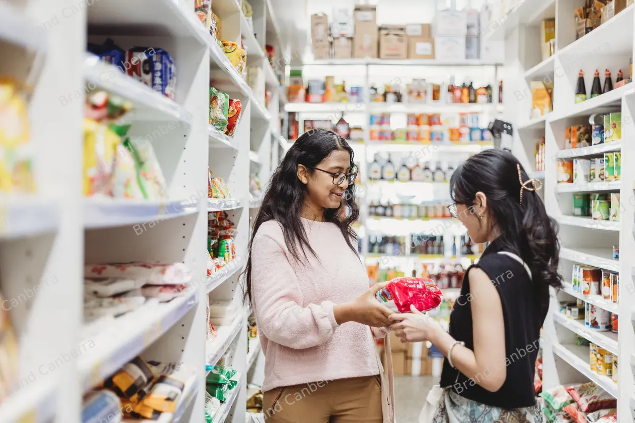 Students shopping at Fyshwick Fresh Food Markets (15)