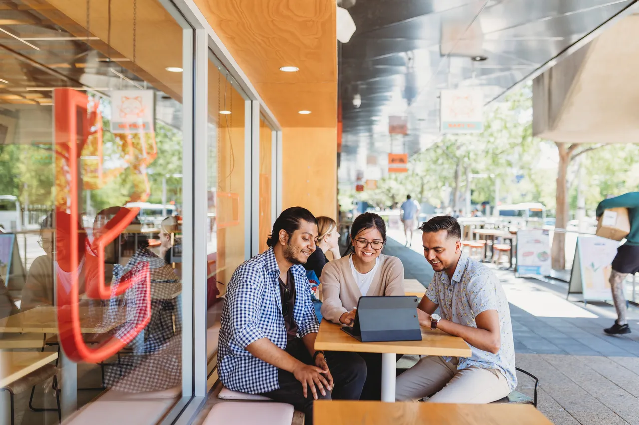 Students meeting at a restaurant - 100699