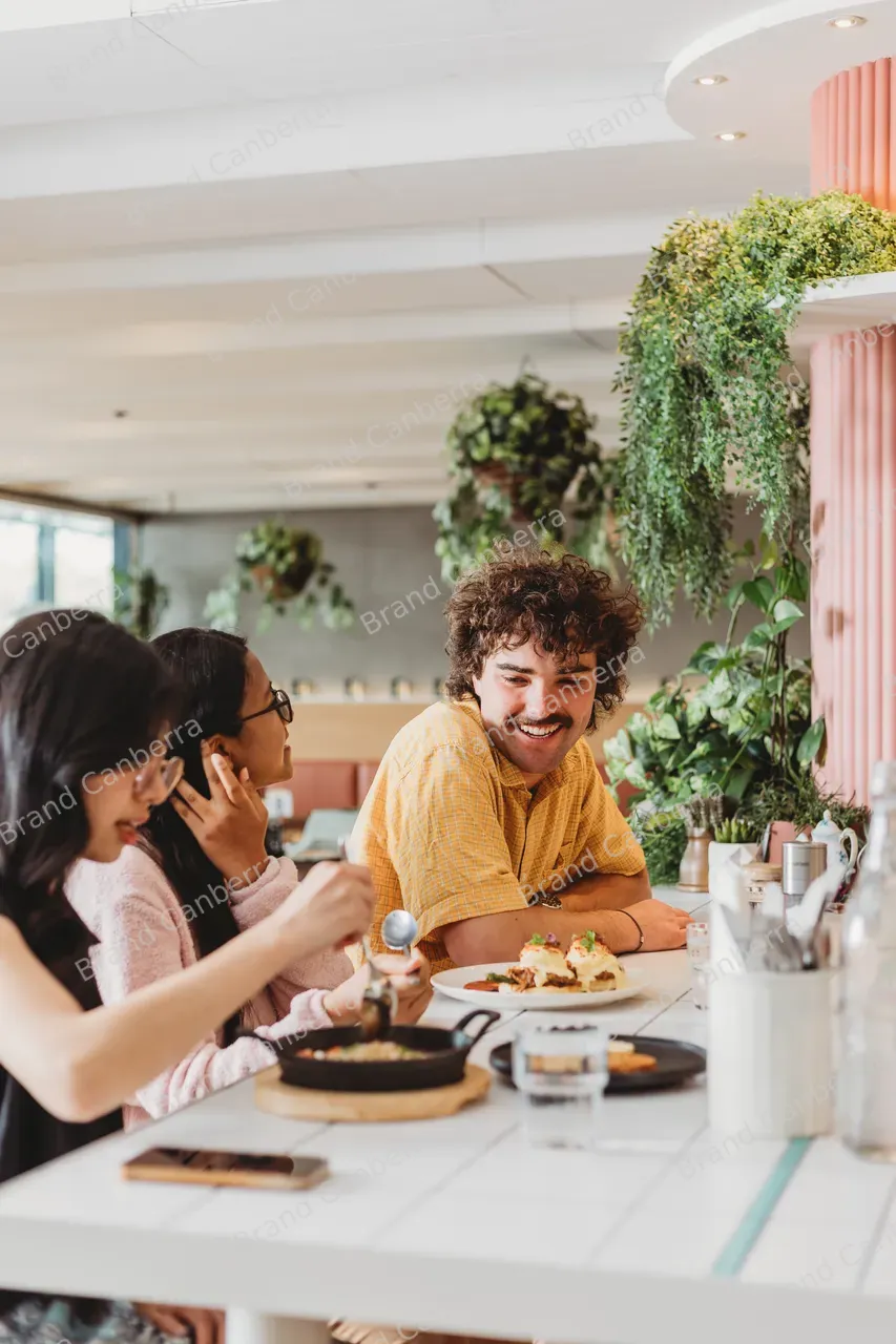 Students meeting at Dockside Cafe on the Kingston Foreshore (2)