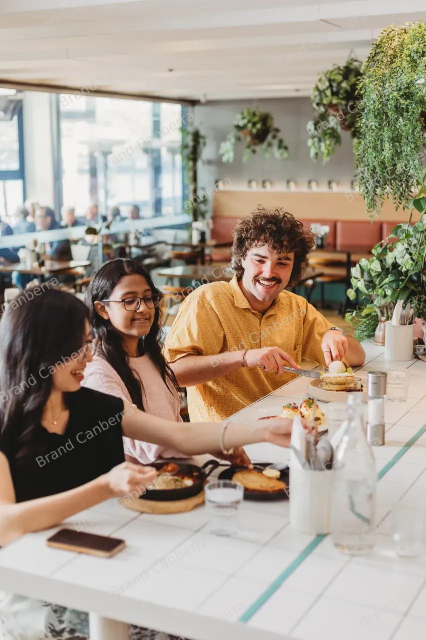 Students meeting at Dockside Cafe on the Kingston Foreshore (8)