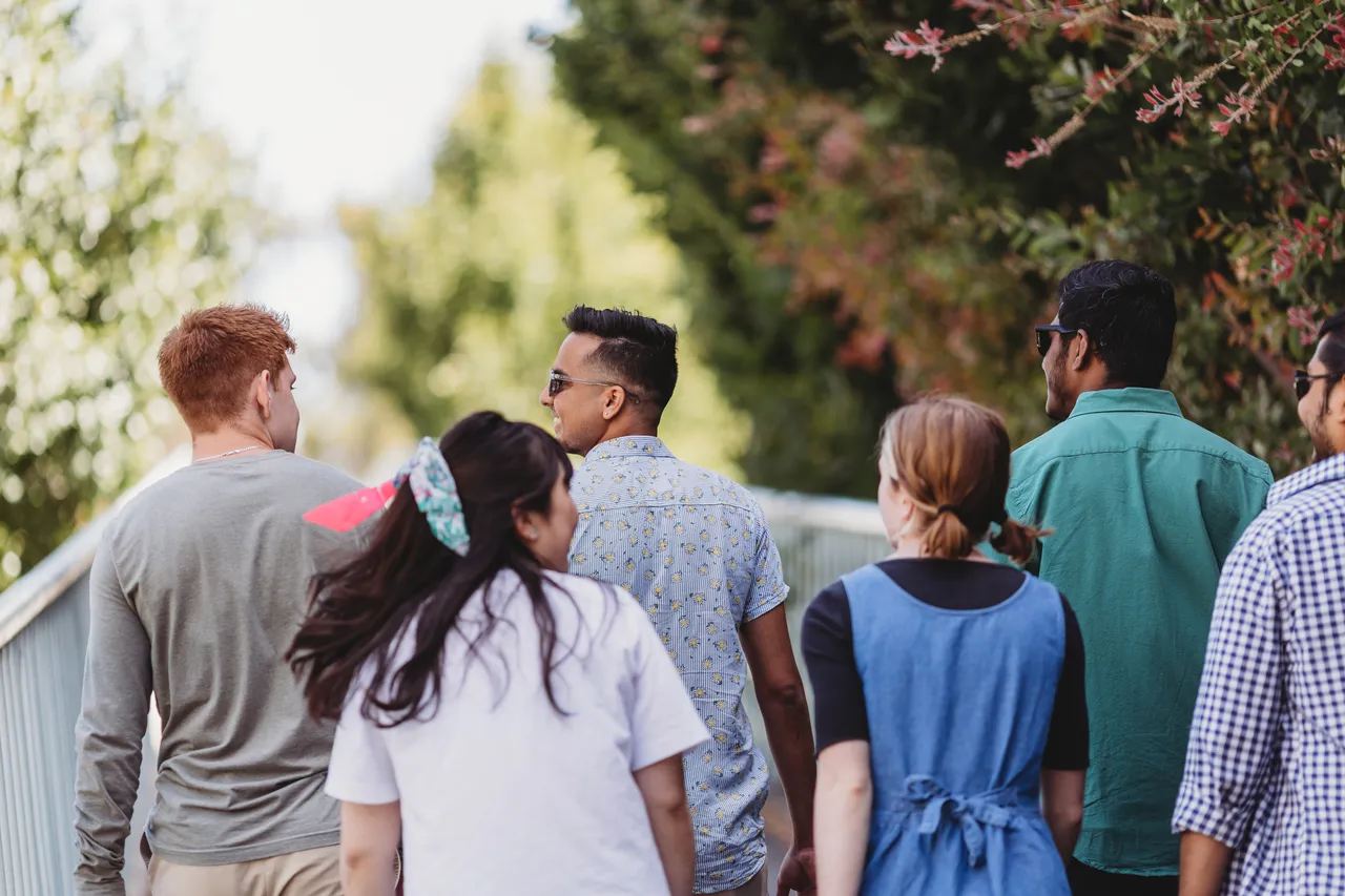 Students walking together - 100774
