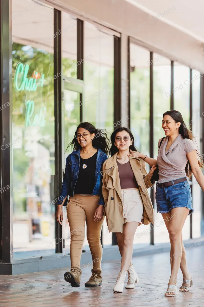 Students in Green Square in Kingston (6)