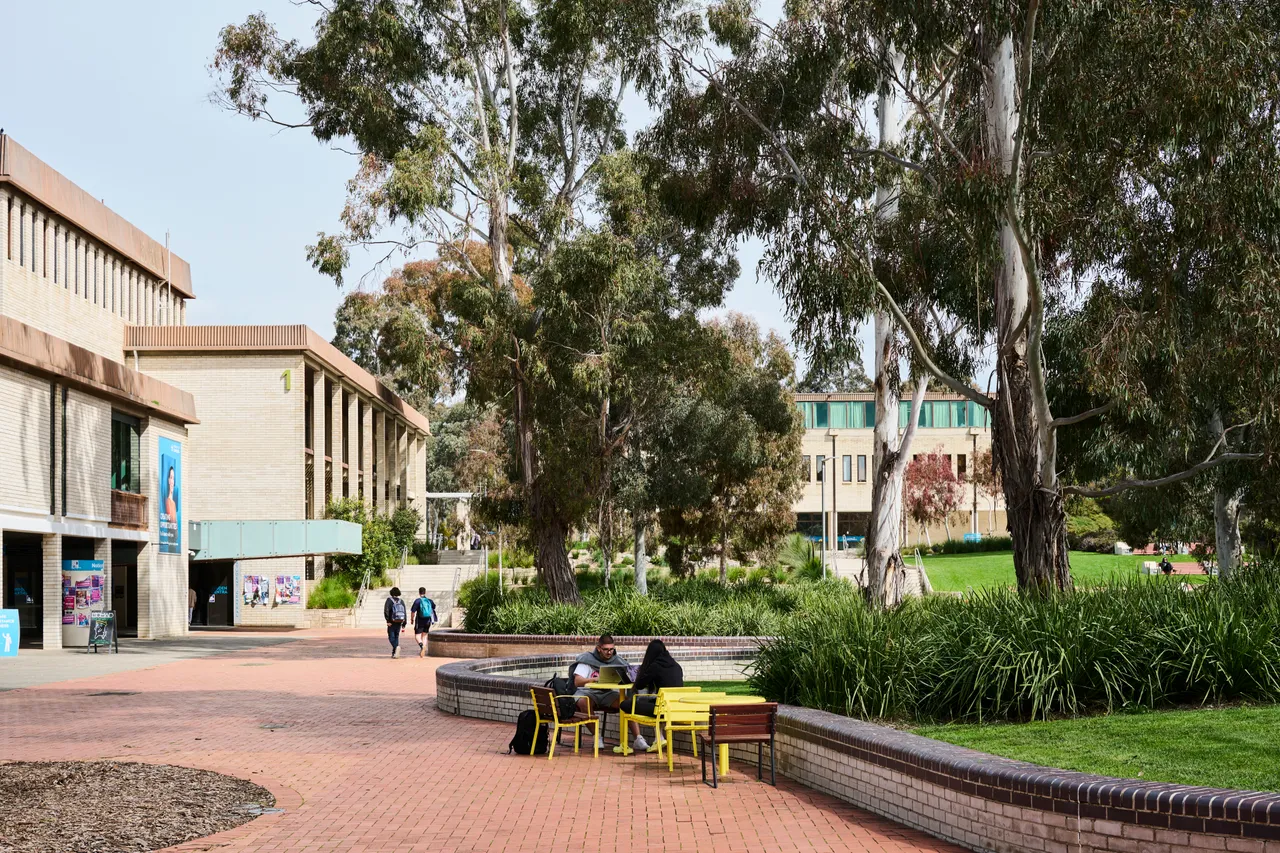 University of Canberra - 100348