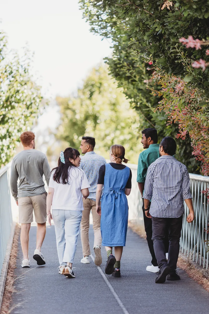Students walking together - 100784