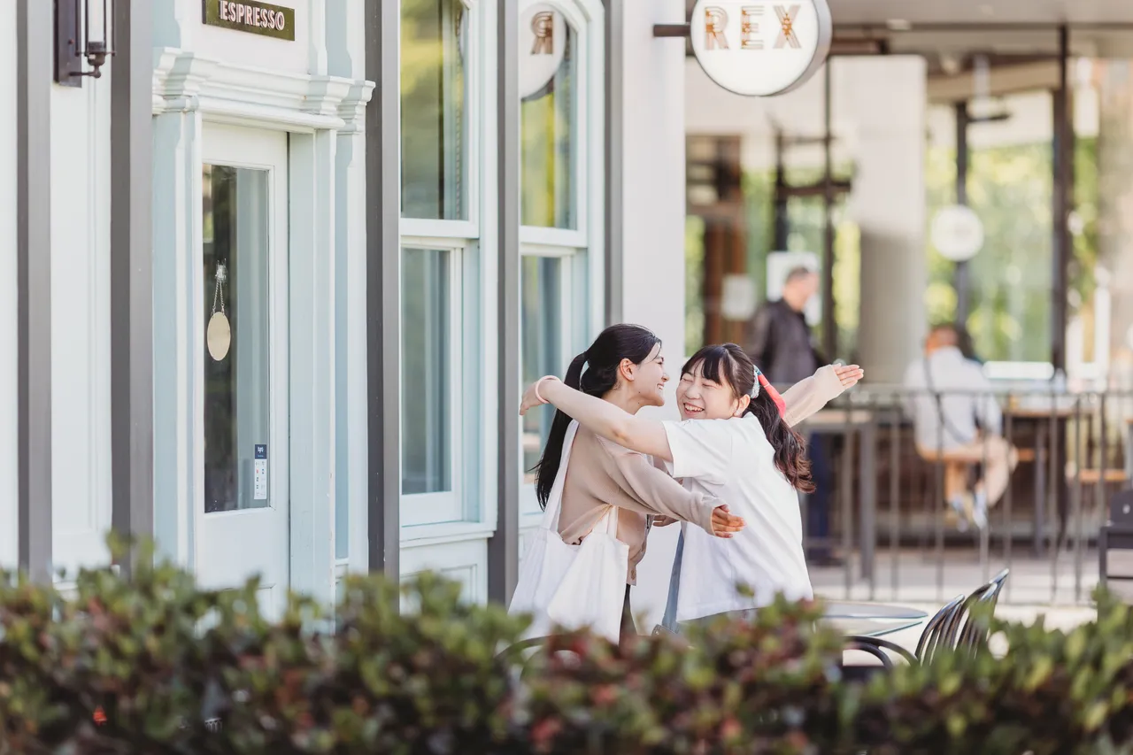 Students meeting at Rex Cafe on ANU Campus