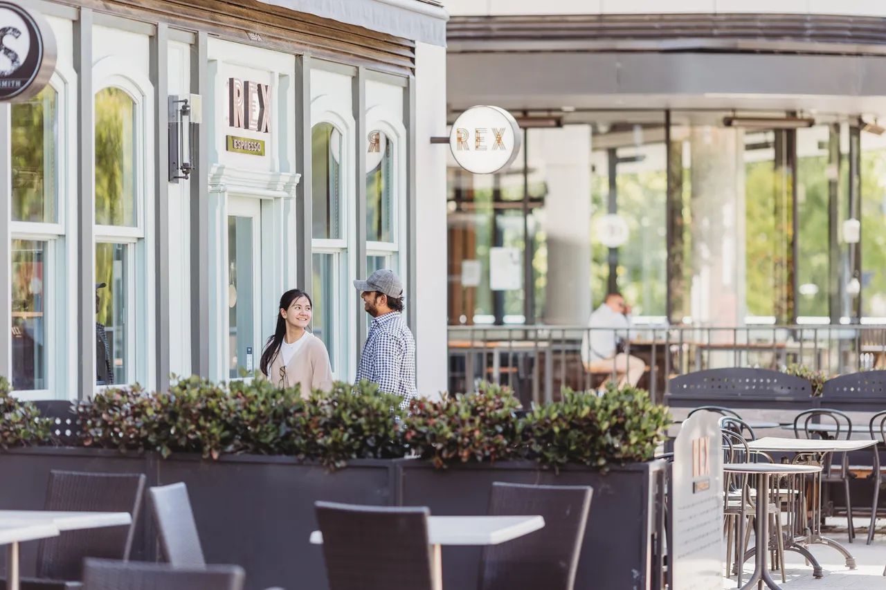 Students meeting at Cafe on ANU Campus - 100830