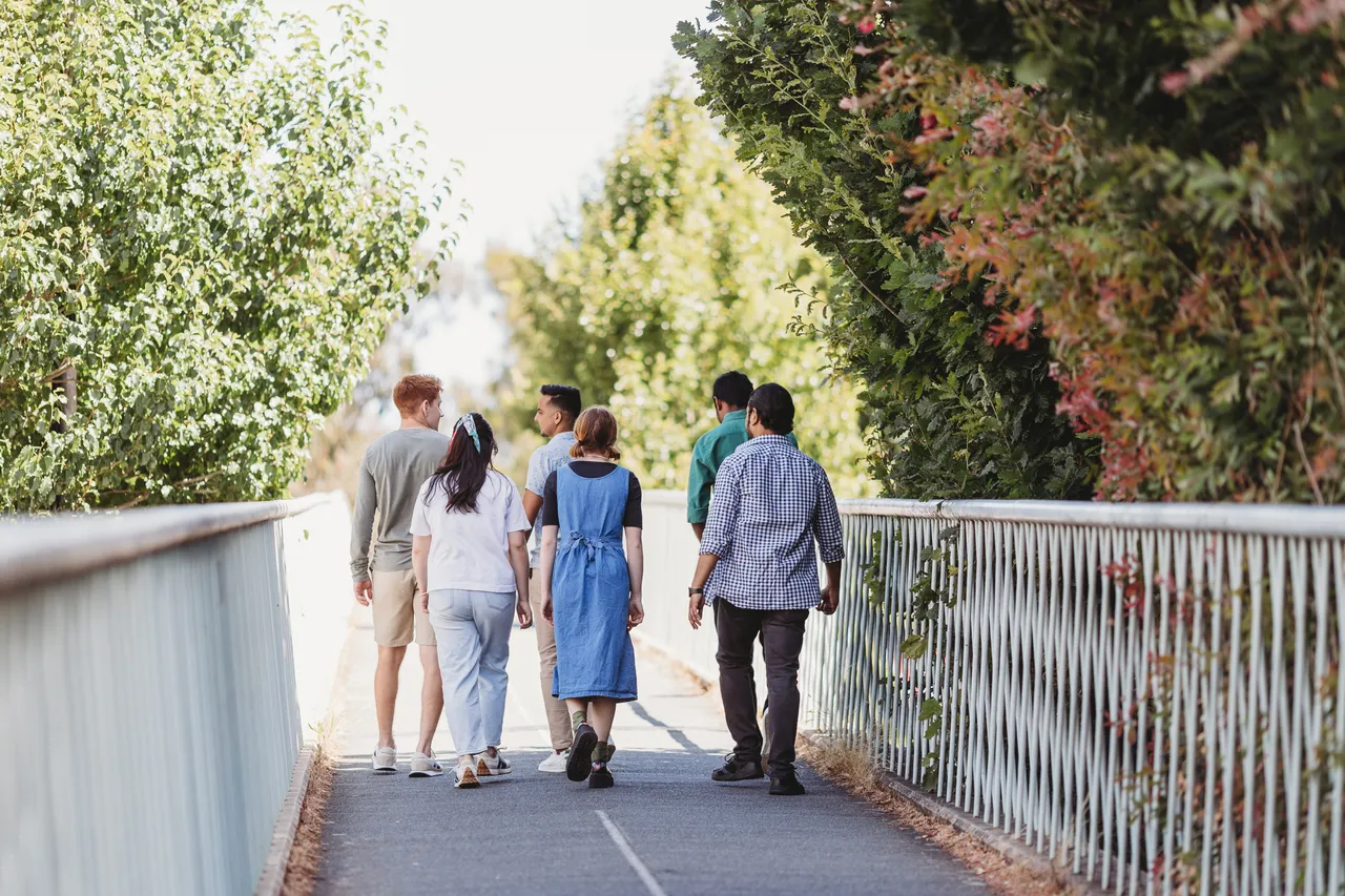 Students walking together - 100786