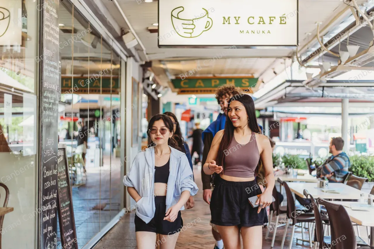 Students walking around Manuka Shops in Griffith (9)