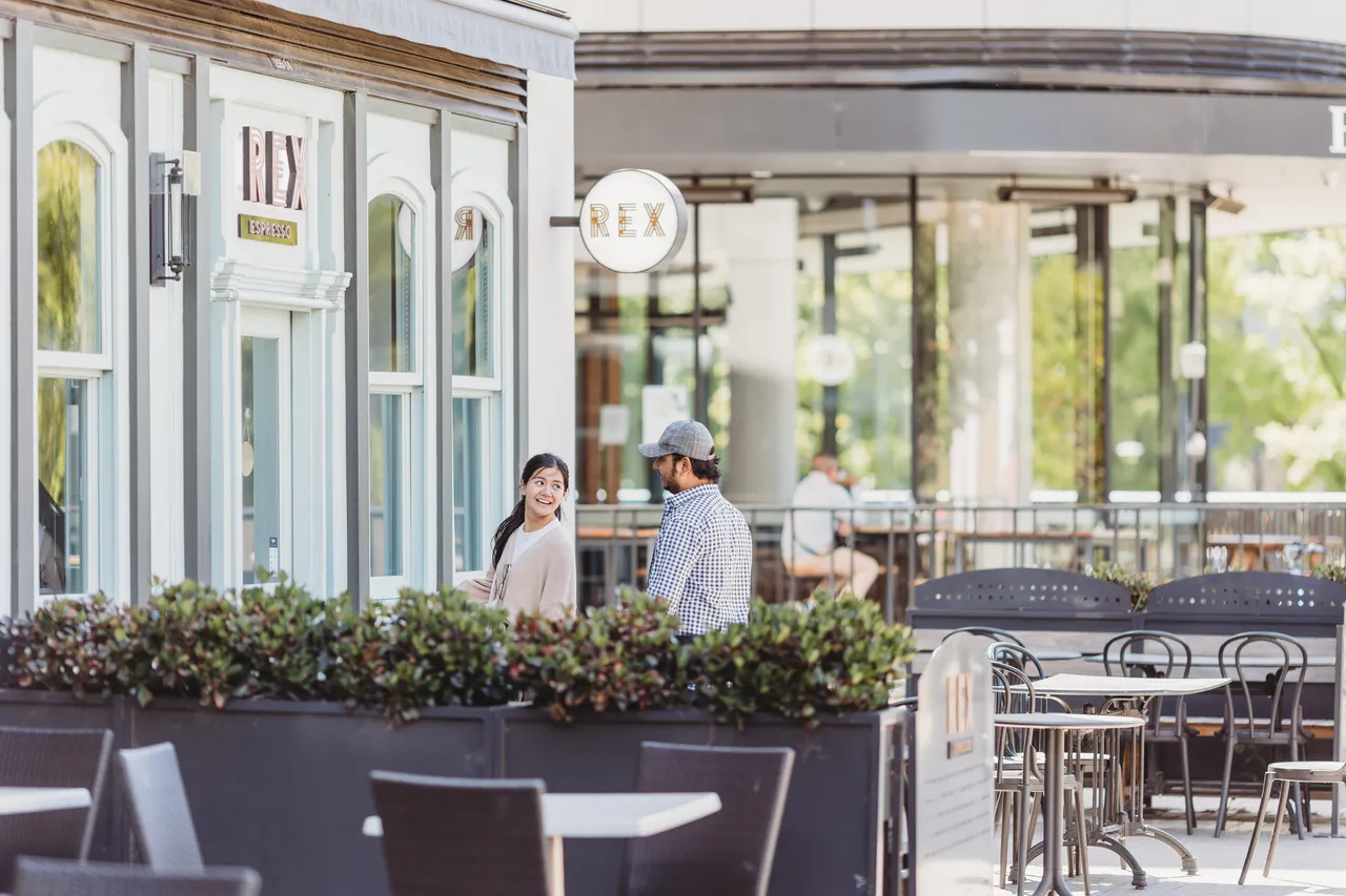 Students meeting at Cafe on ANU Campus - 100829