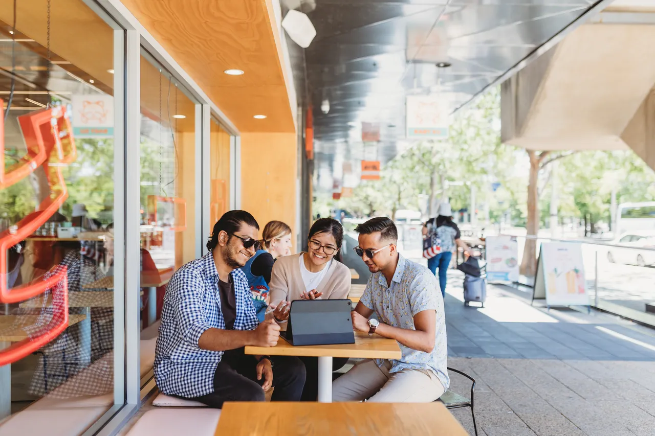 Students meeting at a restaurant - 100691