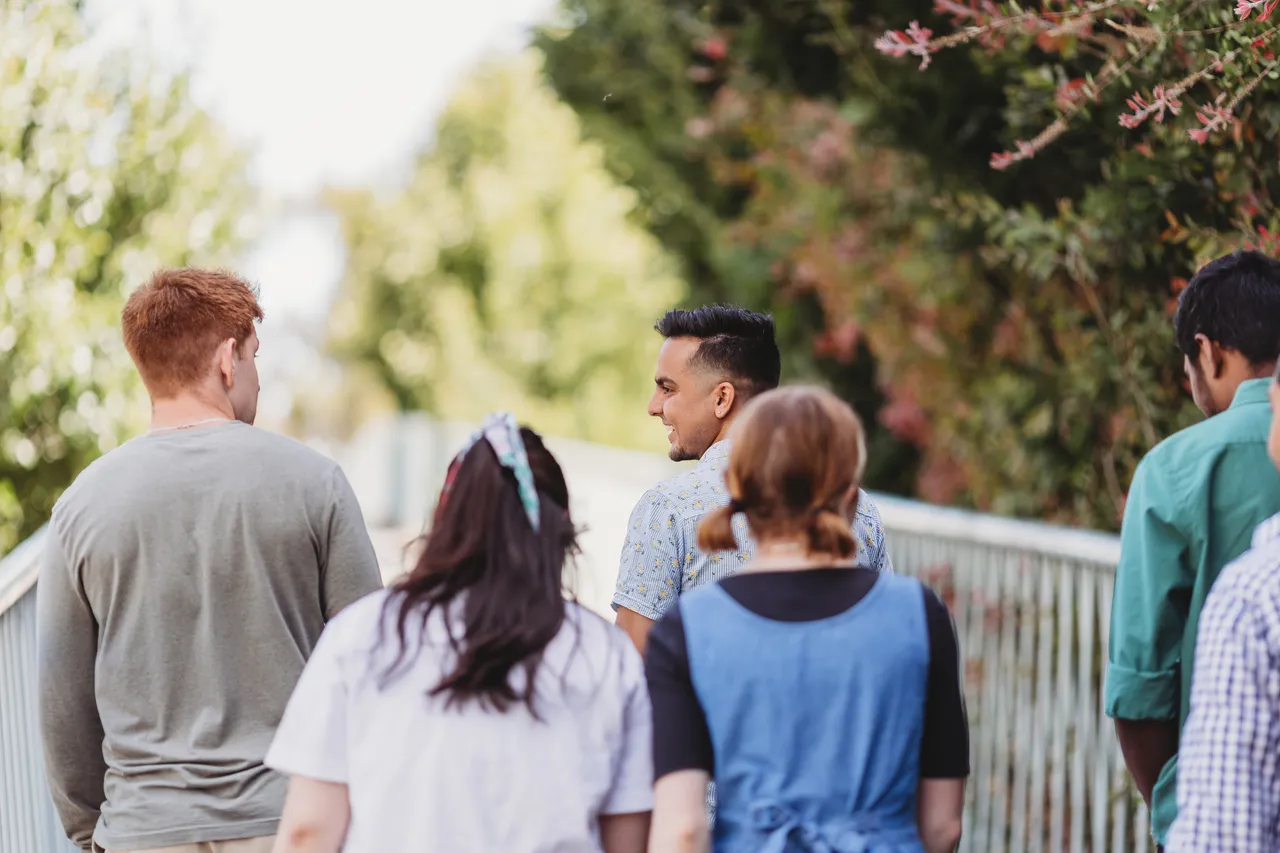 Students walking together - 100782