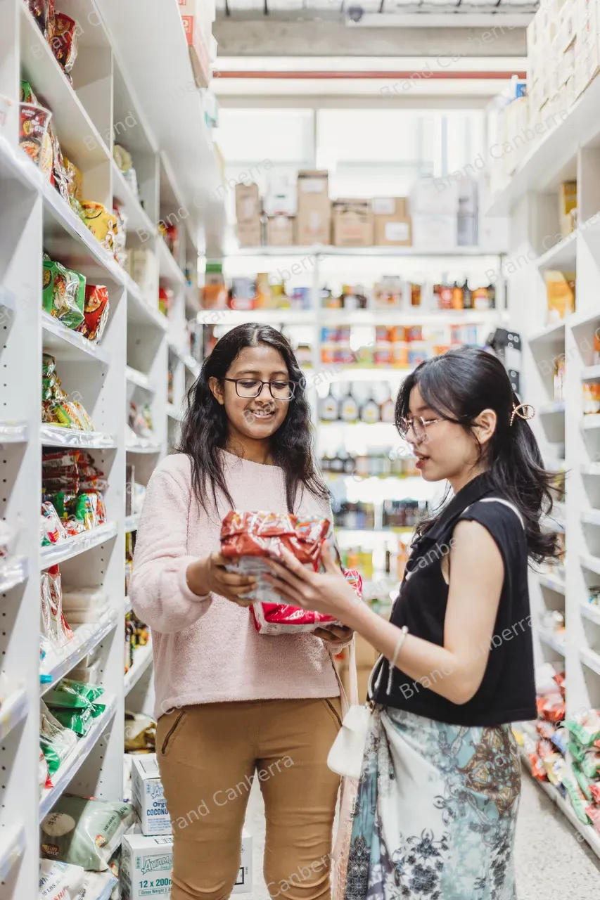 Students shopping at Fyshwick Fresh Food Markets (18)