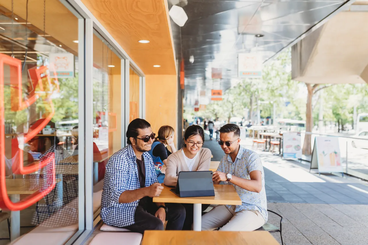 Students meeting at a restaurant - 100694