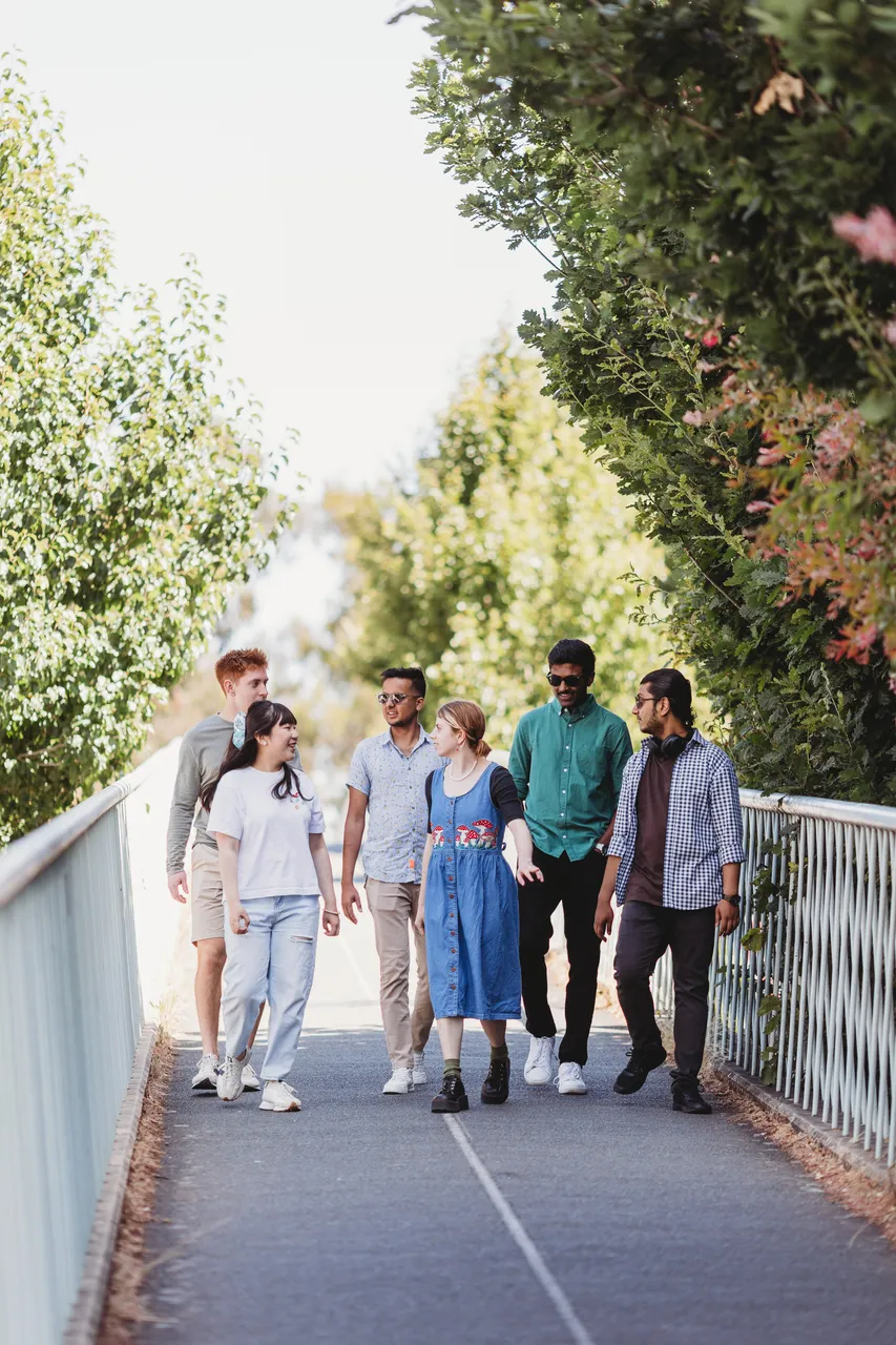 Students walking together - 100778
