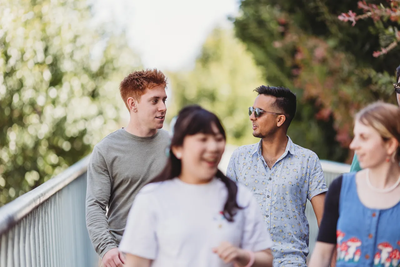 Students walking together - 100779