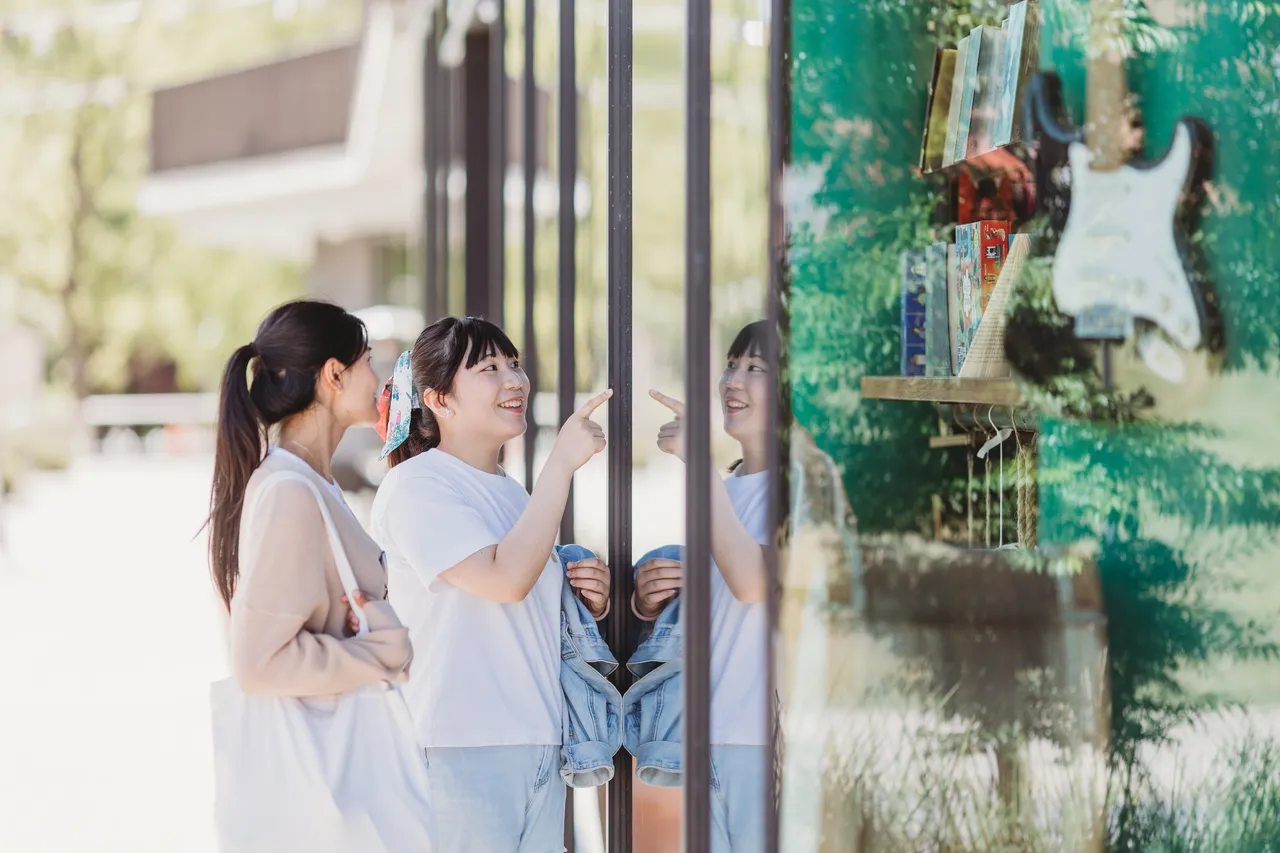 Students window shopping on ANU Campus - 100825