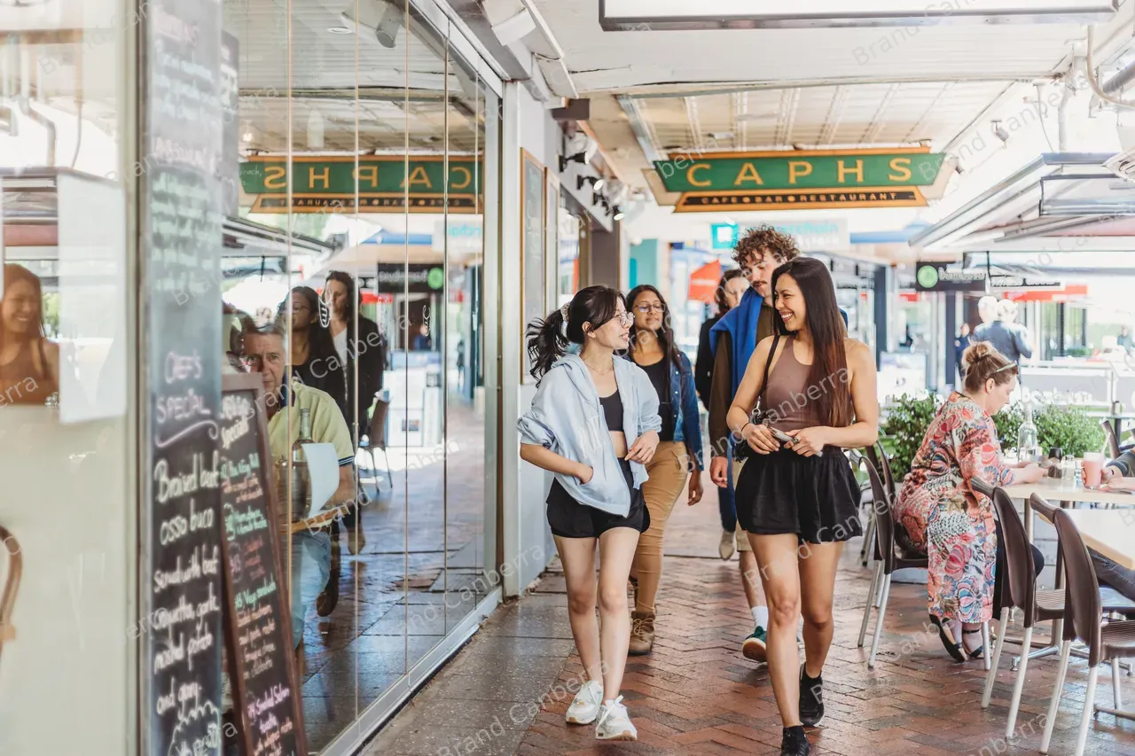 Students walking around Manuka Shops in Griffith (12)