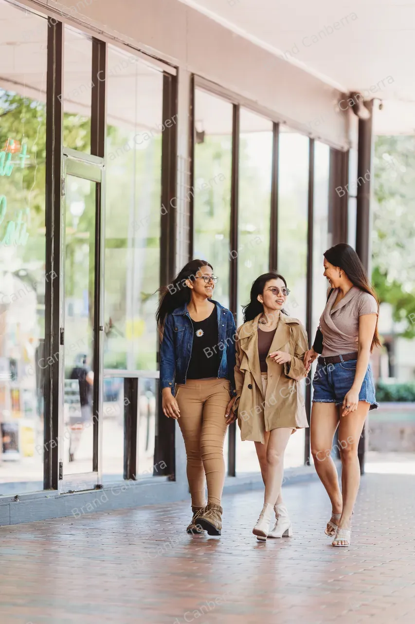 Students in Green Square in Kingston (5)