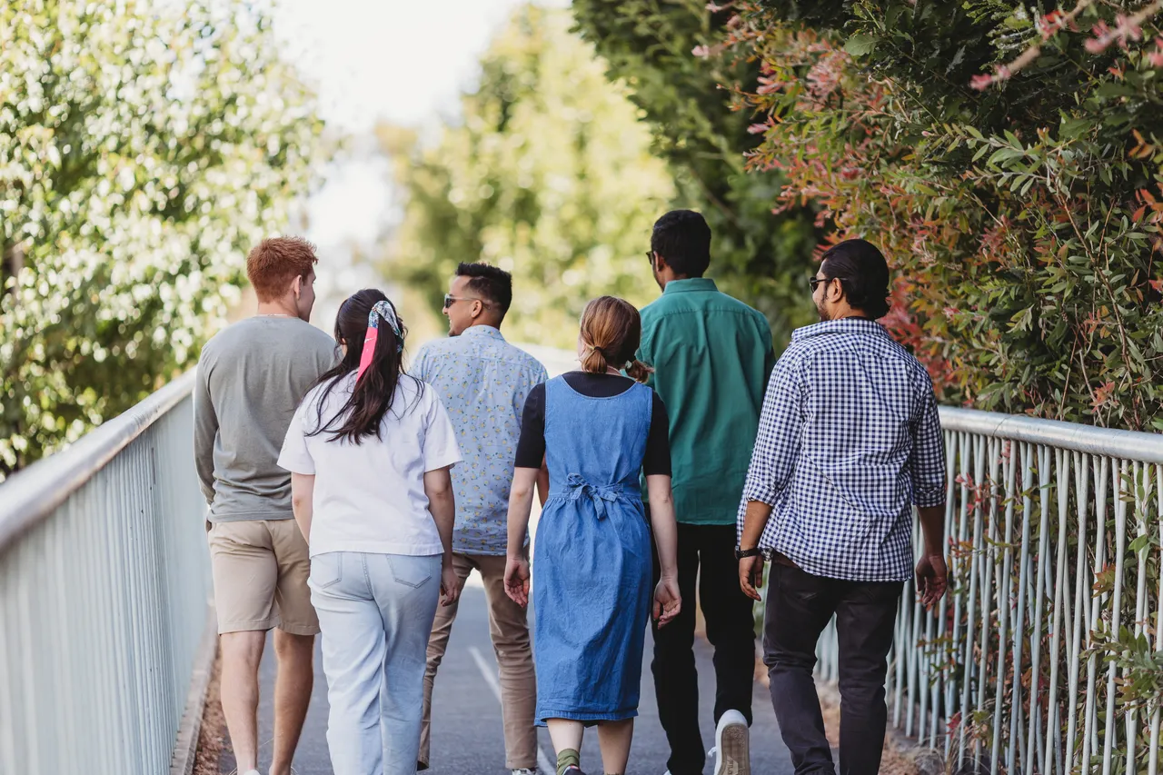 Students walking together - 100775