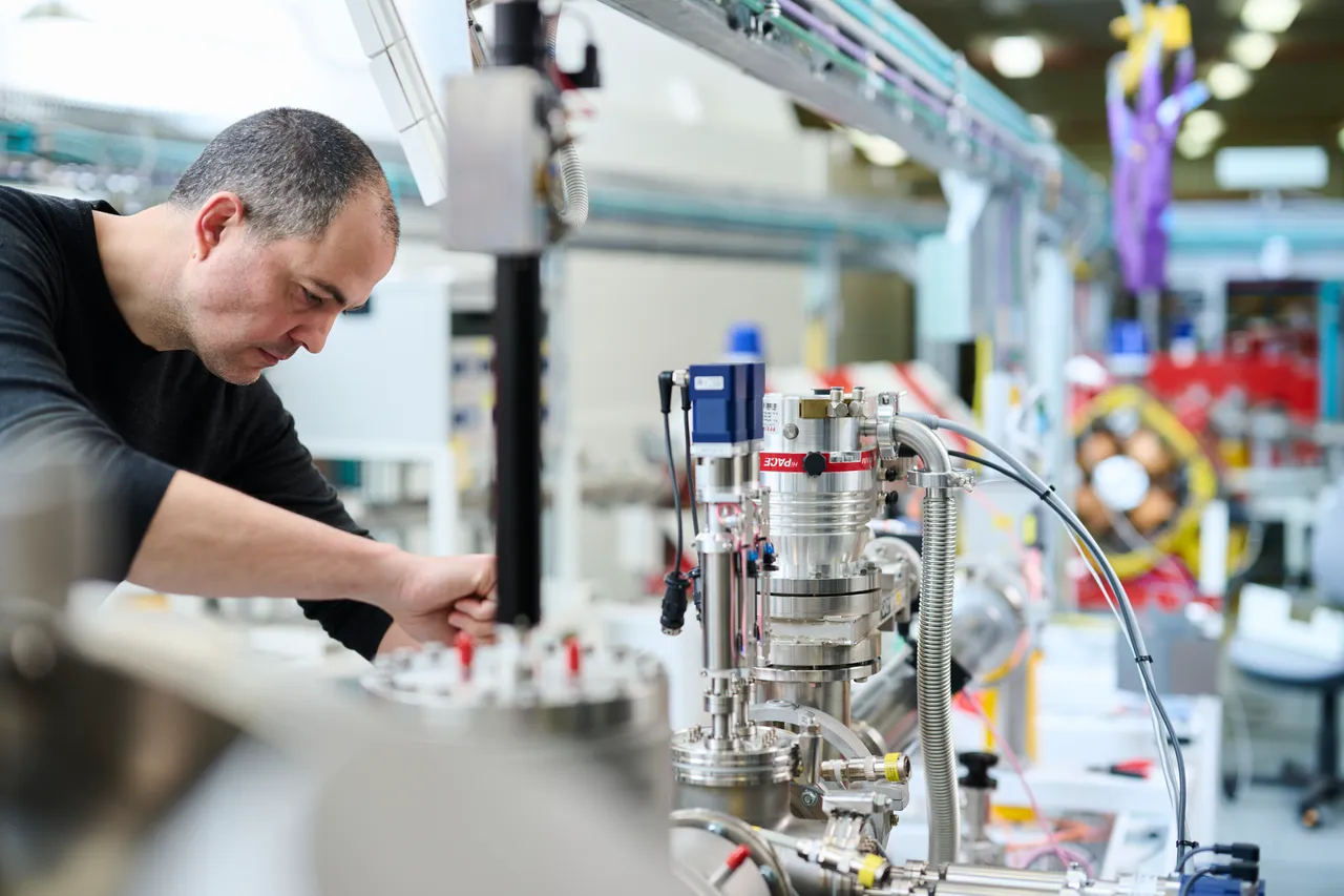 ANU Heavy Ion Accelerator - 100577