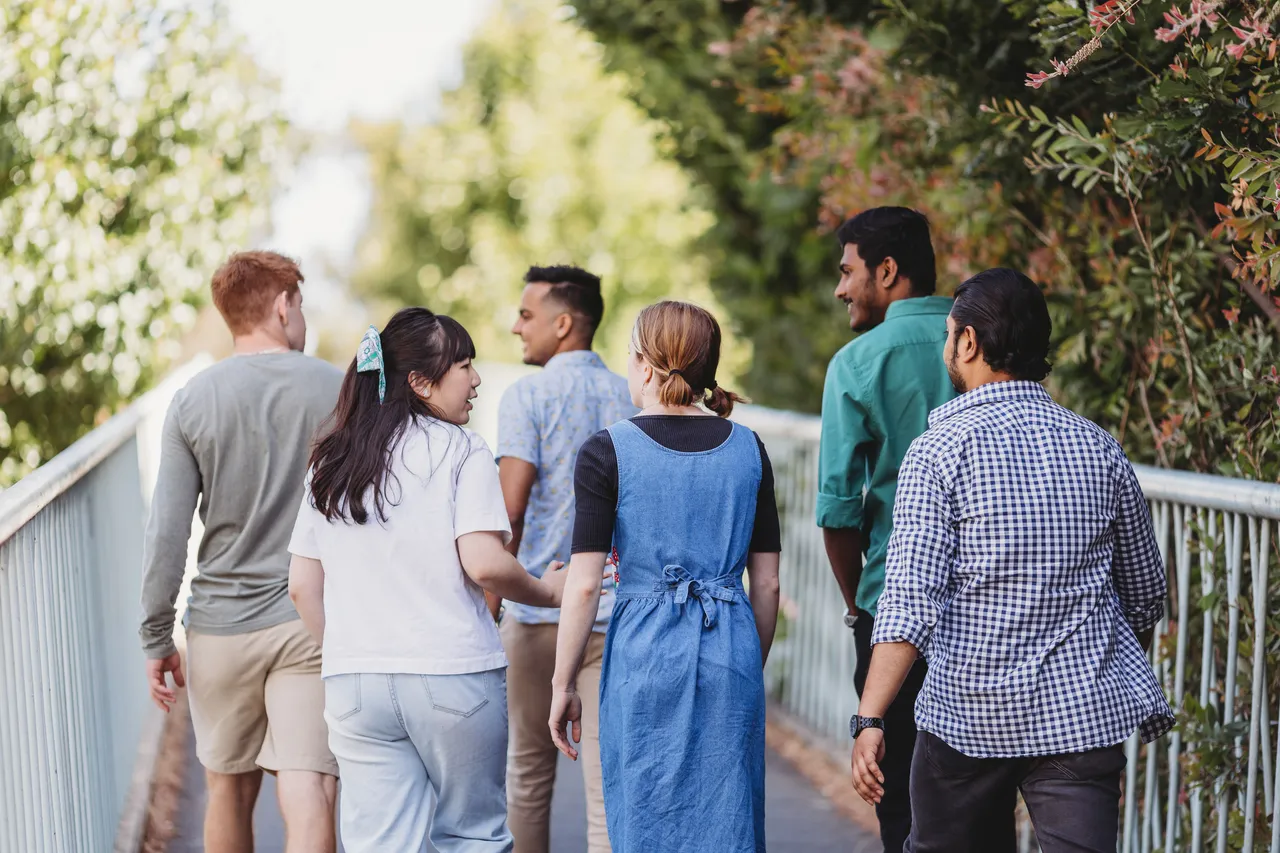 Students walking together - 100783