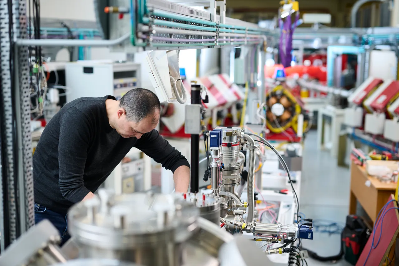 ANU Heavy Ion Accelerator - 100579