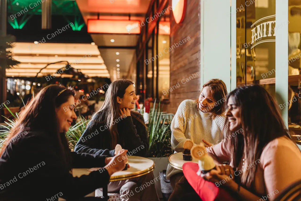 Students gathering at Anita Gelato in the City Centre (12)