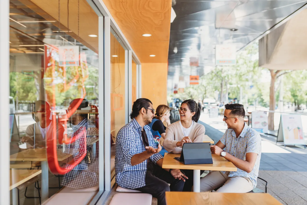 Students meeting at a restaurant - 100696