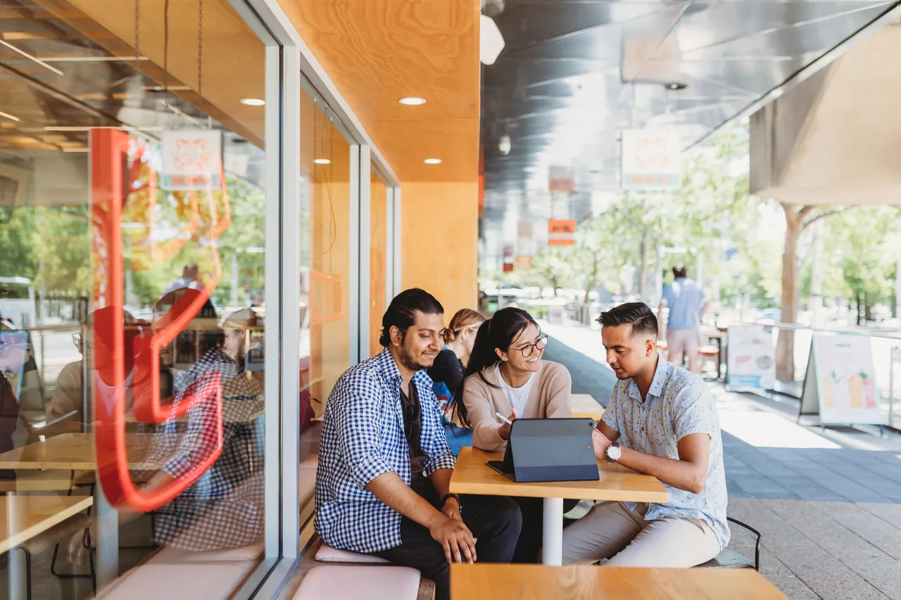 Students meeting at a restaurant - 100697