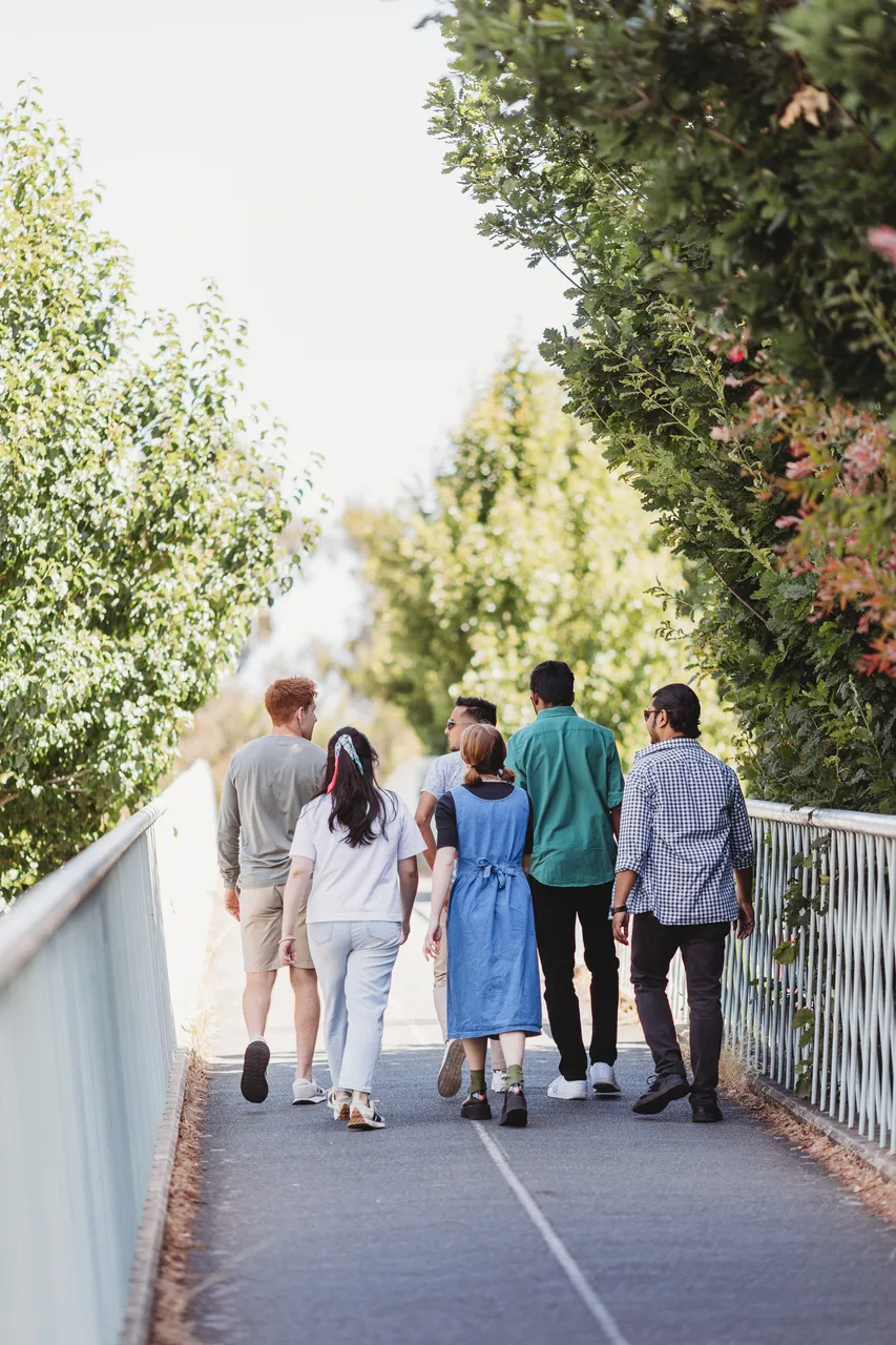Students walking together - 100777
